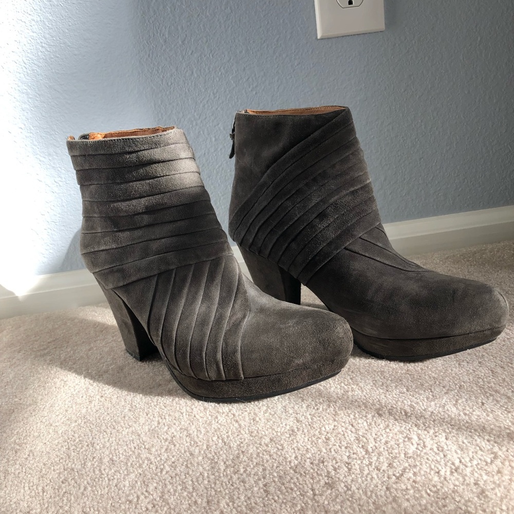 Earthies boots